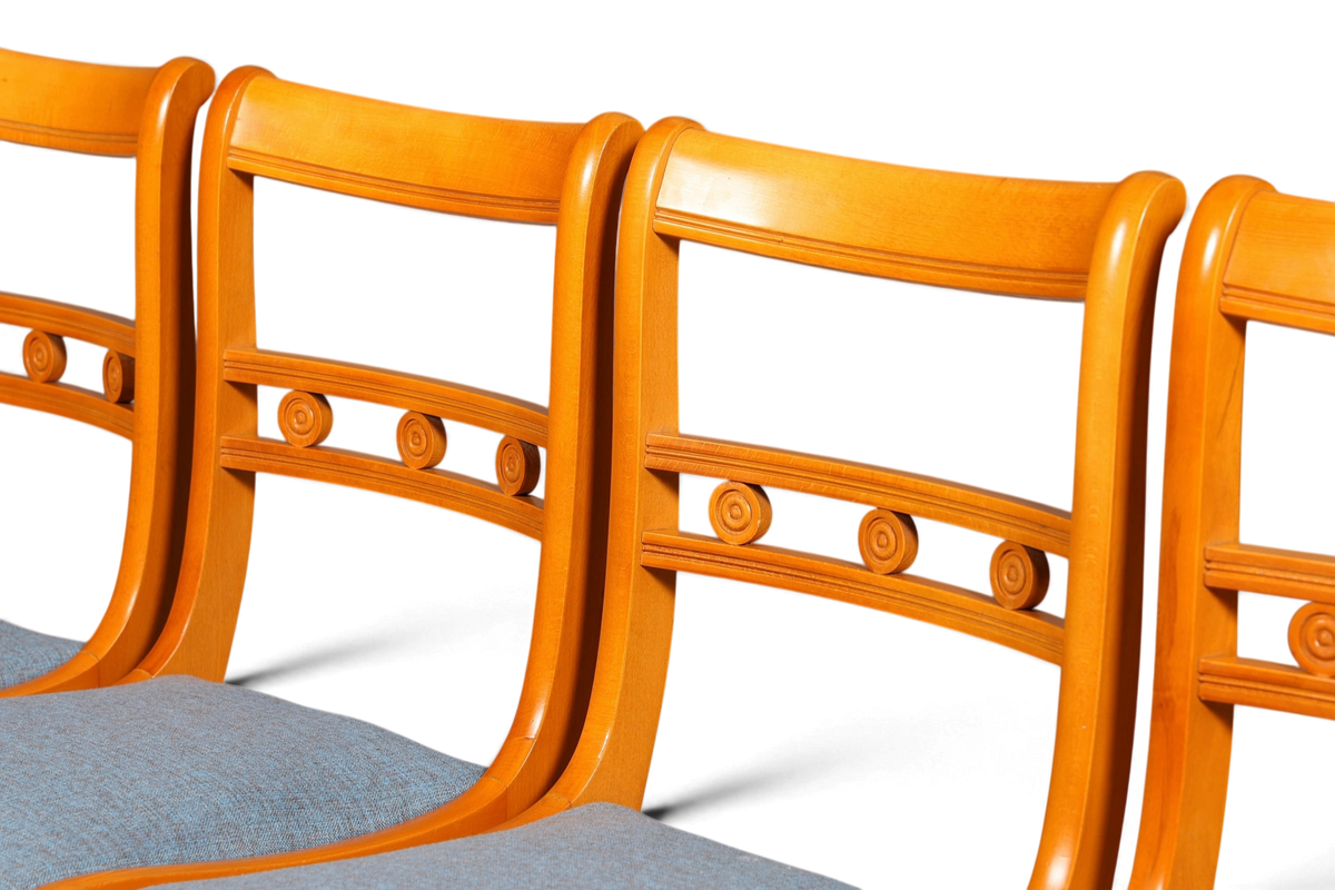 Hauptstadt Möblerei 4er-Set englische Esszimmerstühle aus hellem Holz mit blauem Stoffbezug und Zierdetails