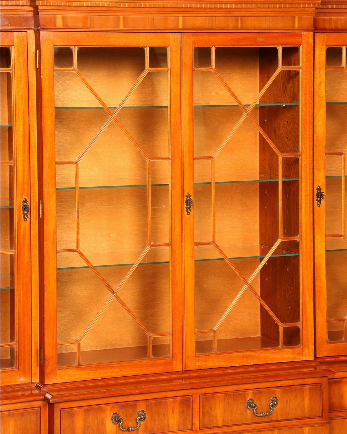 Hauptstadt Möblerei englische Vitrine aus Eibenholz mit verglasten Türen und dekorativen Sprossenfenstern