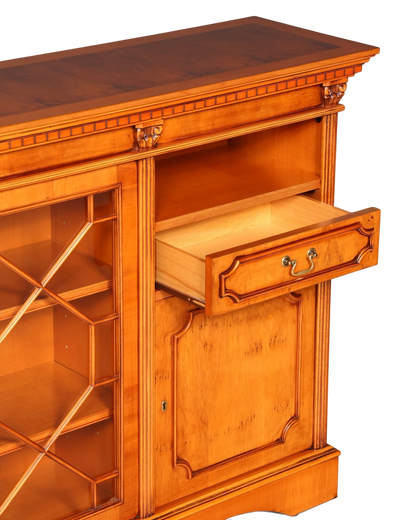 Hauptstadt Möblerei H962 Sideboard aus honigfarbenem Holz mit Glasvitrine, Schublade und antiken Messingbeschlägen
