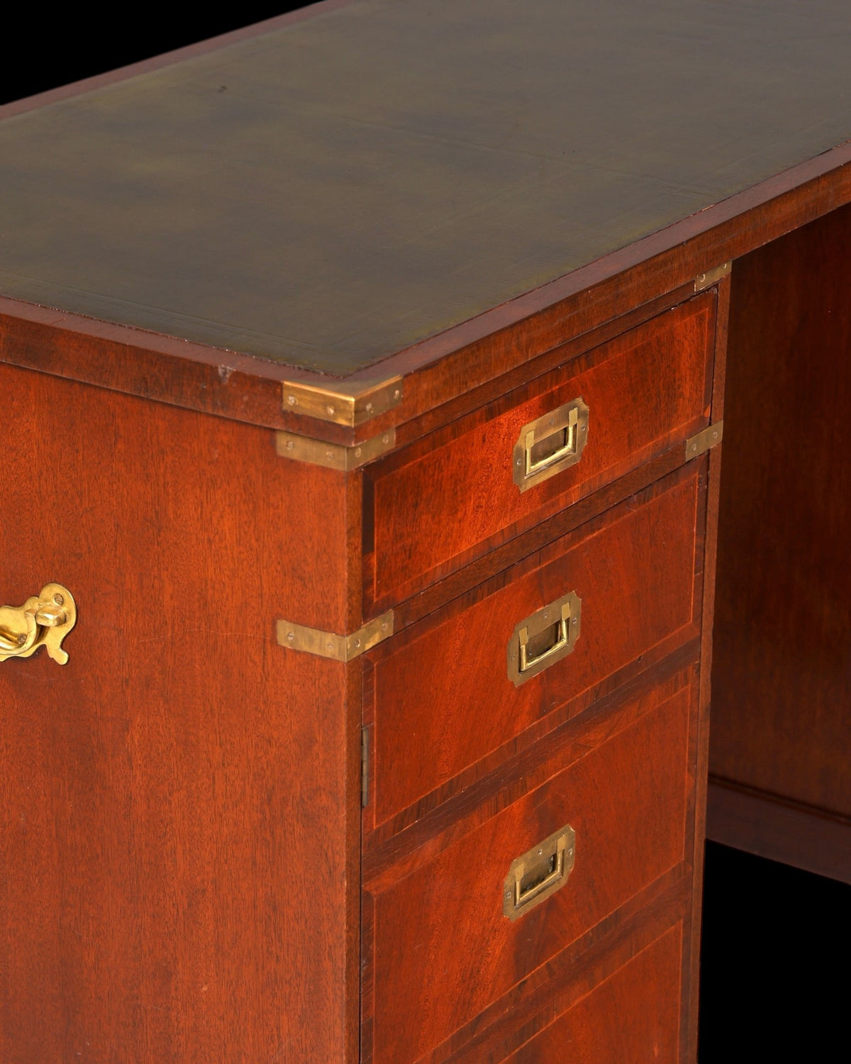Hauptstadt Möblerei maritimer Schreibtisch im Military Chest Stil aus Holz mit grüner Lederauflage und Messingbeschlägen