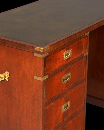 Hauptstadt Möblerei maritimer Schreibtisch im Military Chest Stil aus Holz mit grüner Lederauflage und Messingbeschlägen