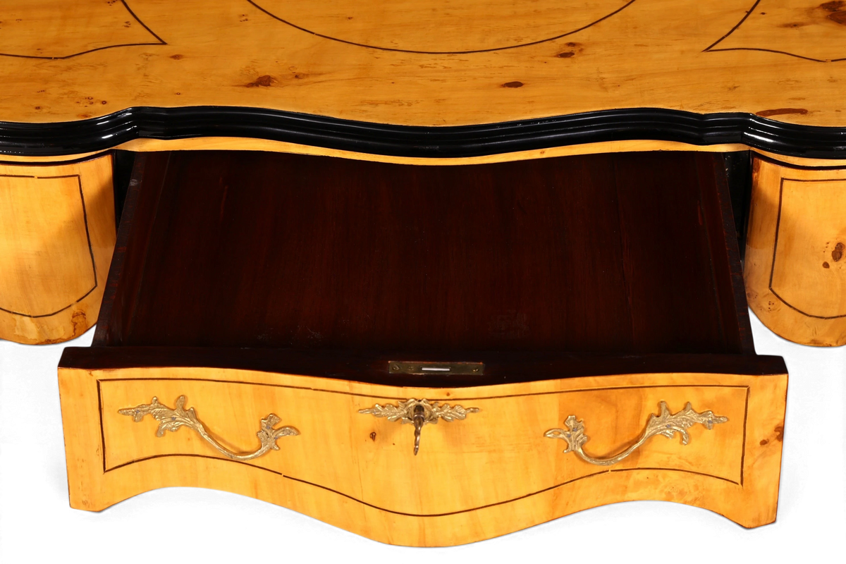 Hauptstadt Möblerei Schreibtisch im Louis XV Stil aus Massivholz mit offener Schublade und goldenen Beschlägen