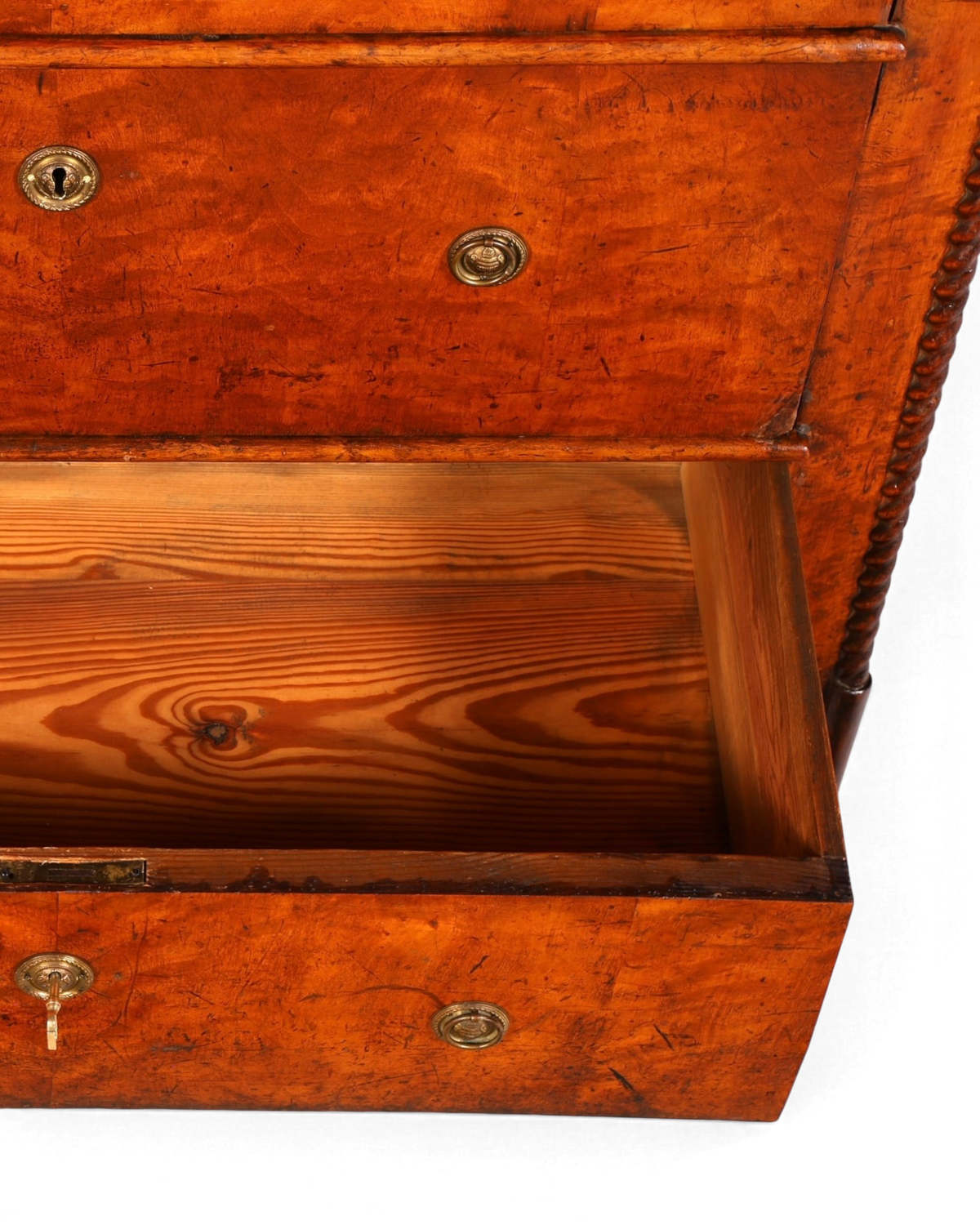 Hauptstadt Möblerei Kommode H805 mit offenem Schubfach aus gemasertem Holz und antiken Messingbeschlägen