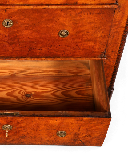 Hauptstadt Möblerei Kommode H805 mit offenem Schubfach aus gemasertem Holz und antiken Messingbeschlägen
