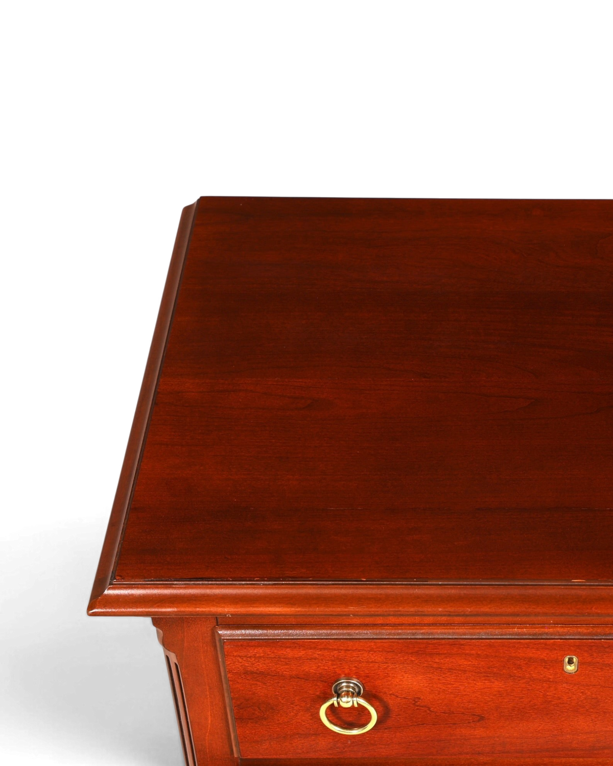 Hauptstadt Möblerei H840 Finish Oberfläche aus dunkelbraunem Holz mit klassischem Ringgriff aus Messing