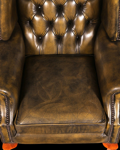 Hauptstadt Möblerei Chesterfield Ohrenbackensessel aus braunem Echtleder mit klassischer Knopfheftung und Ziernägeln