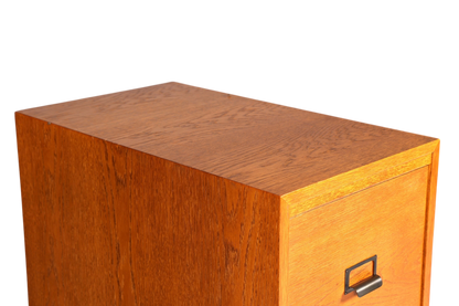 Hauptstadt Möblerei Mid Century Aktenschrank aus massivem Holz mit schöner Maserung und schwarzem Metallgriff