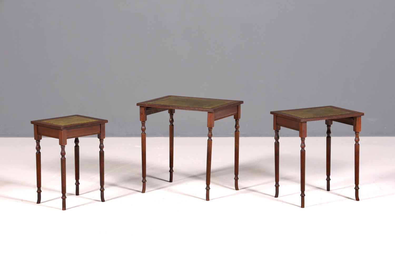 Filigranes Englisches Tisch Set Couchtisch Englisch Antik Stil 3er Satz echt Lederauflage Ablagetisch Holz Beistelltisch