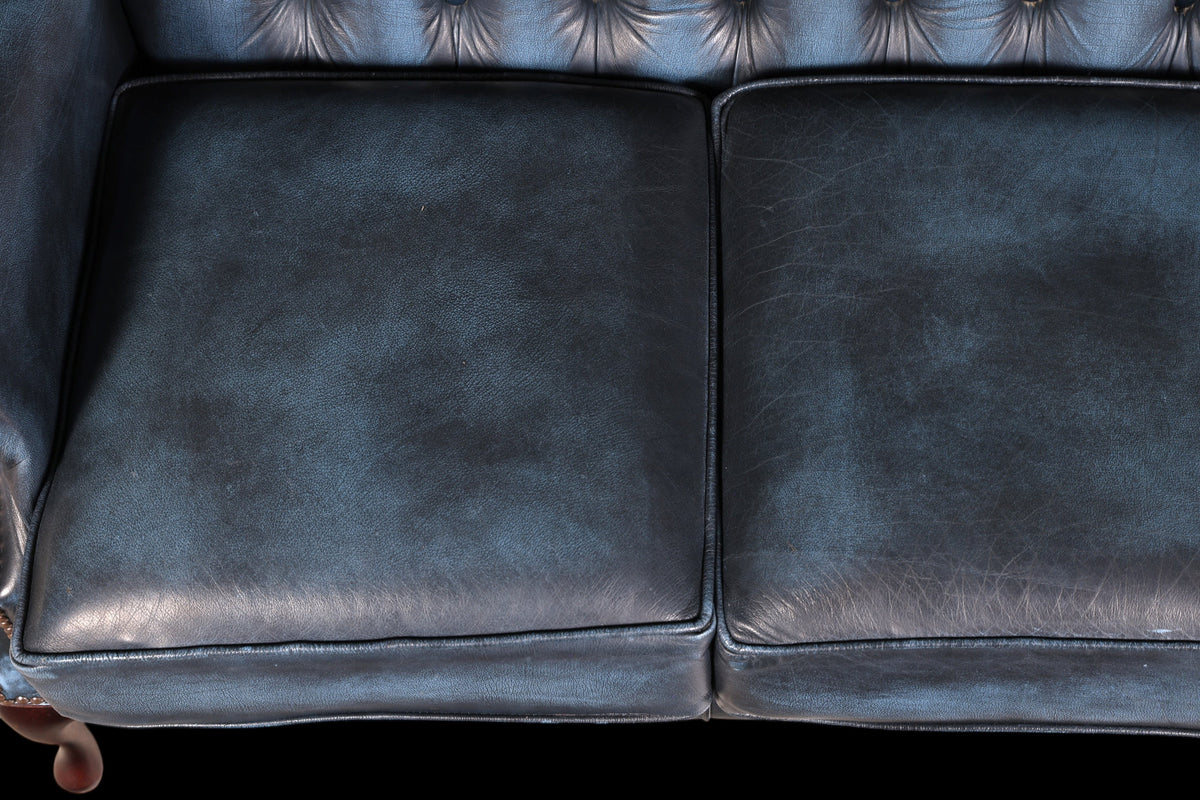 Hauptstadt Möblerei blaues Chesterfield 3-Sitzer Sofa aus Echtleder mit klassischer Knopfheftung und Sitzpolstern