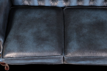 Hauptstadt Möblerei blaues Chesterfield 3-Sitzer Sofa aus Echtleder mit klassischer Knopfheftung und Sitzpolstern
