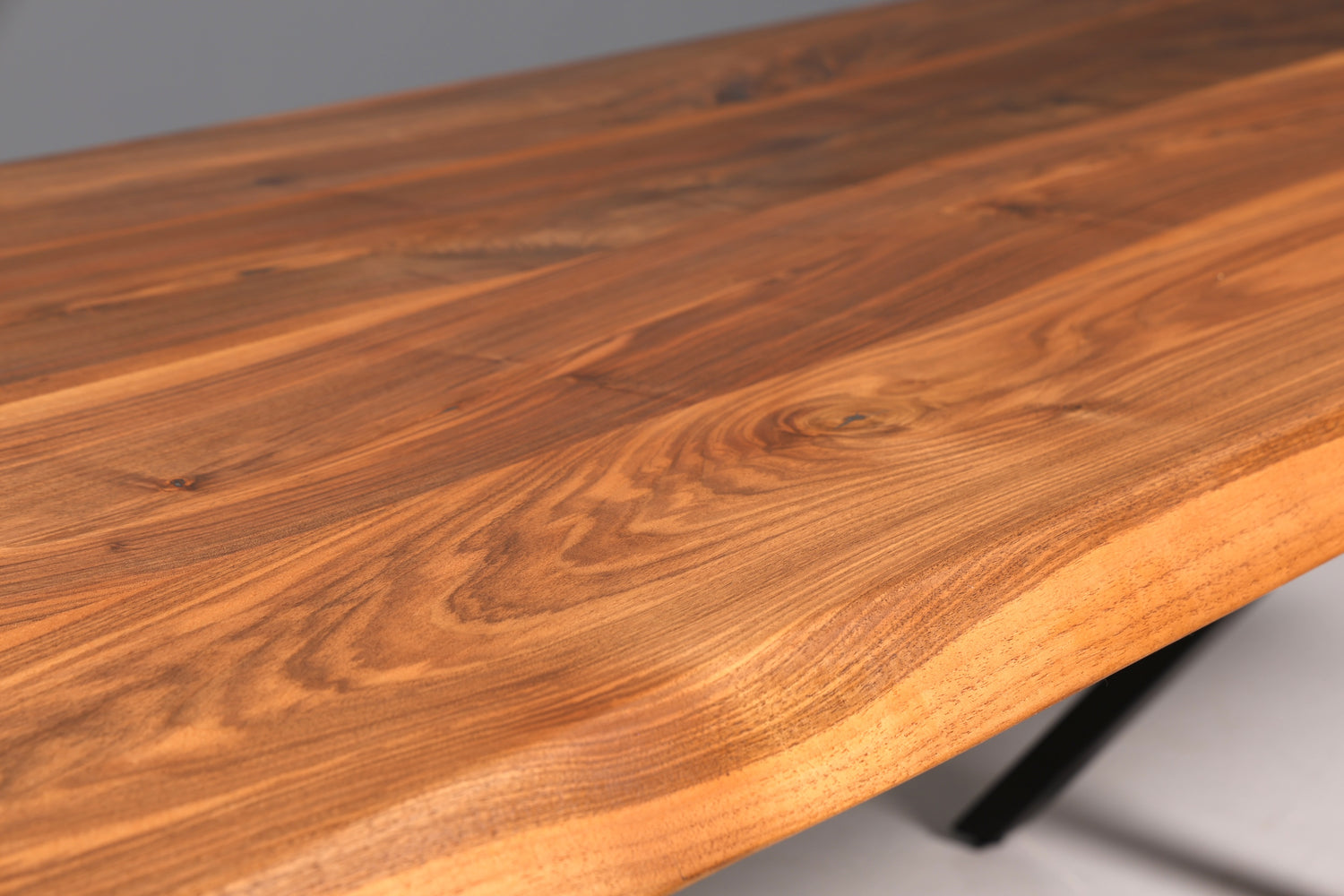 Belle table en noyer massif, plateau à bords naturels, 240 cm x 95 cm, idéale pour la salle à manger ou la cuisine.