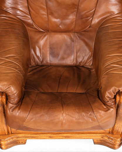 Hauptstadt Möblerei H877 Sessel aus braunem Leder mit markanter Holzstruktur und bequemer Polsterung