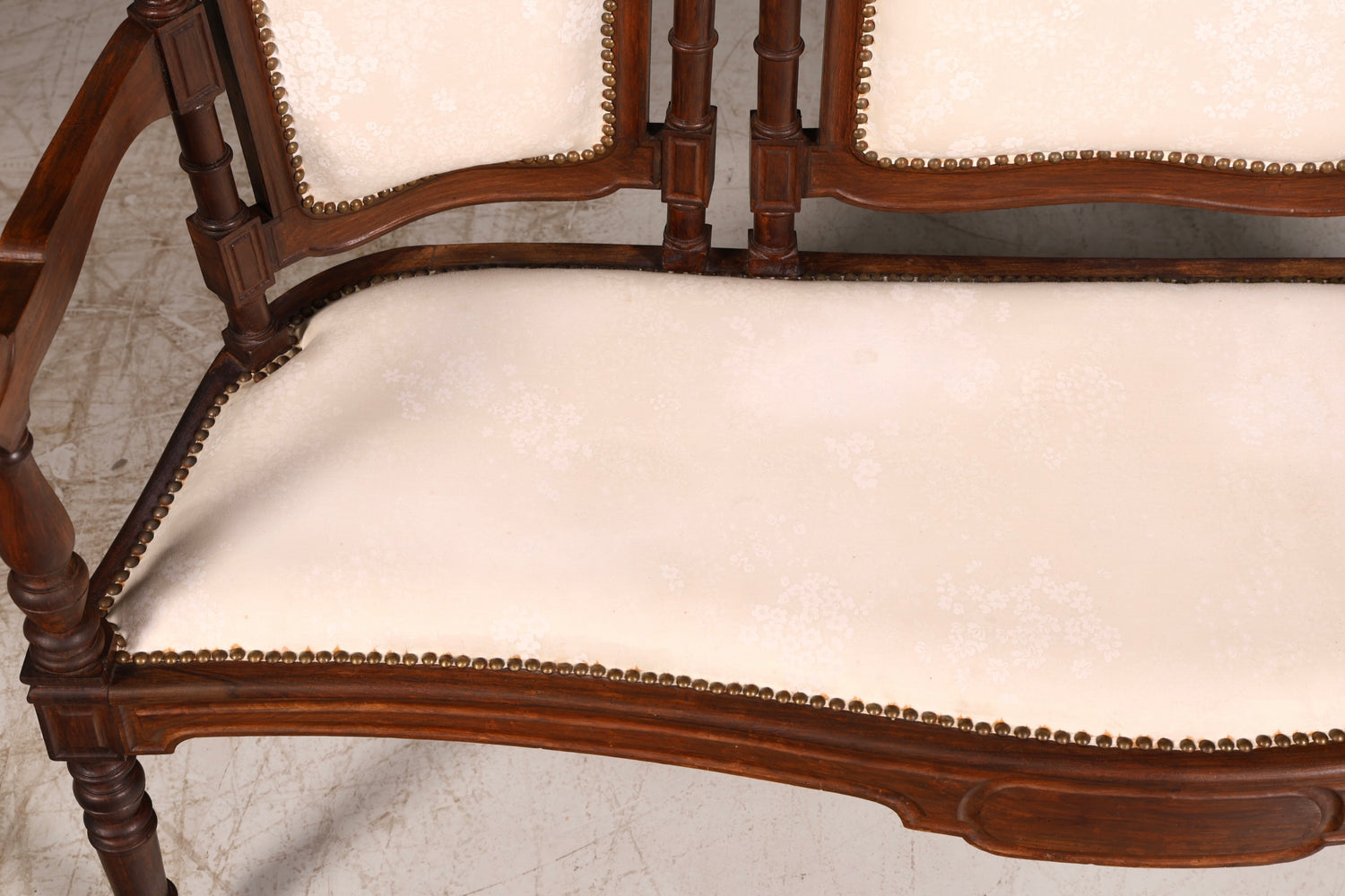 Élégante banquette néorenaissance, canapé ancien de l’époque Gründerzeit, banquette rembourrée, banquette de salon