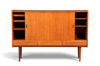 Hauptstadt Möblerei Mid Century Highboard aus Teakholz mit Schiebetüren und offenen Regalfächern im Danish Design