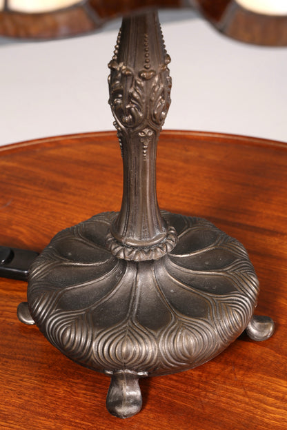 Lampe de table Tiffany ancienne au style onirique, abat-jour en verre, pied en laiton, lampe ornée