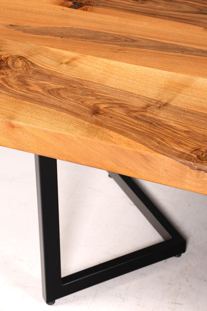 Belle table en noyer massif, plateau à bords naturels, 260 cm x 97 cm, idéale pour la salle à manger ou la cuisine.