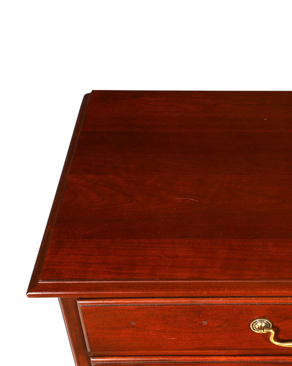 Hauptstadt Möblerei H926 Finish Oberfläche aus dunkelbraunem Holz mit klassischer Maserung und Messinggriff