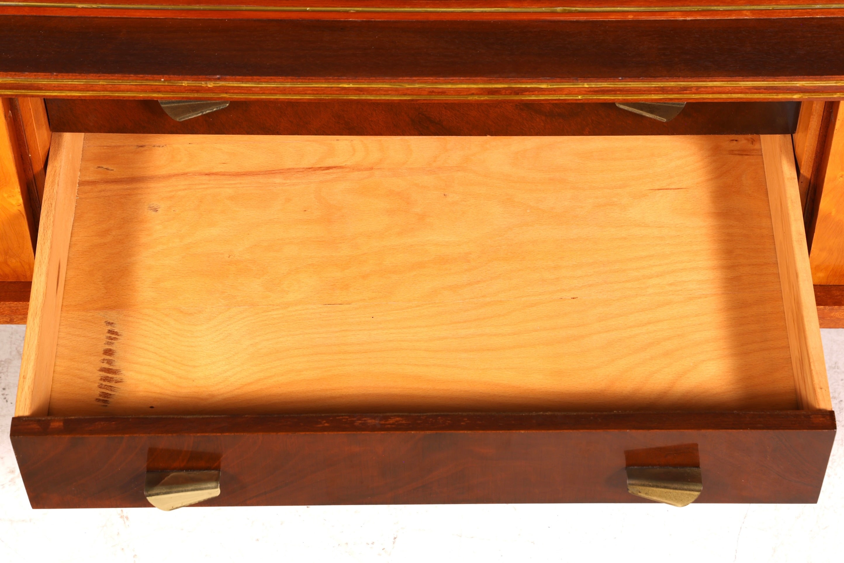 Buffet style années 50, meuble TV vintage, armoire à portes coulissantes années 60, planche à roulettes, planche basse rétro