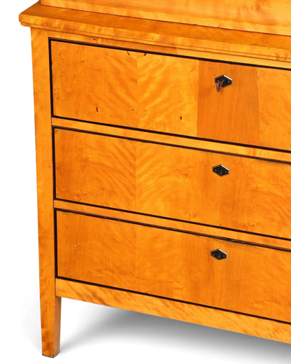 Hauptstadt Möblerei Kommode mit H845 Finish aus hellem gemasertem Holz mit drei Schubladen und antiken Schlüsseln