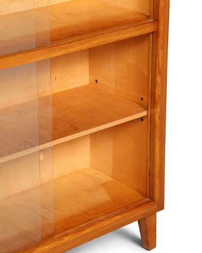 Hauptstadt Möblerei Vitrinenschrank aus hellem Holz mit Schiebetüren aus Glas und stabilen Holzbeinen