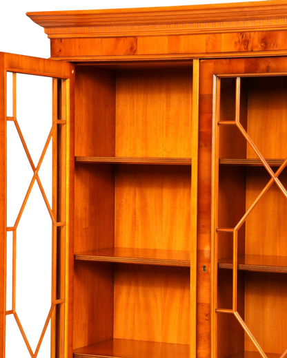 Hauptstadt Möblerei Heldense Vitrine aus Eibenholz mit Glasfronten und höhenverstellbaren Regalböden im Antik-Stil