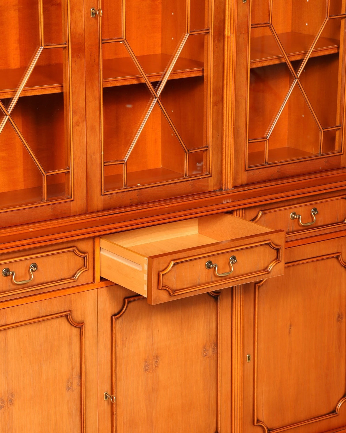 Hauptstadt Möblerei Heldense Vitrinenschrank aus Eibenholz im Antik-Stil mit Glasfront und offener Schublade