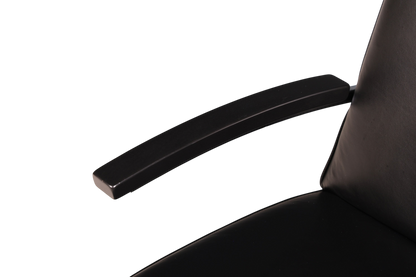 Schwarze Armlehne eines modernen Hauptstadt Möblerei Stuhls aus Leder mit minimalistischem Design