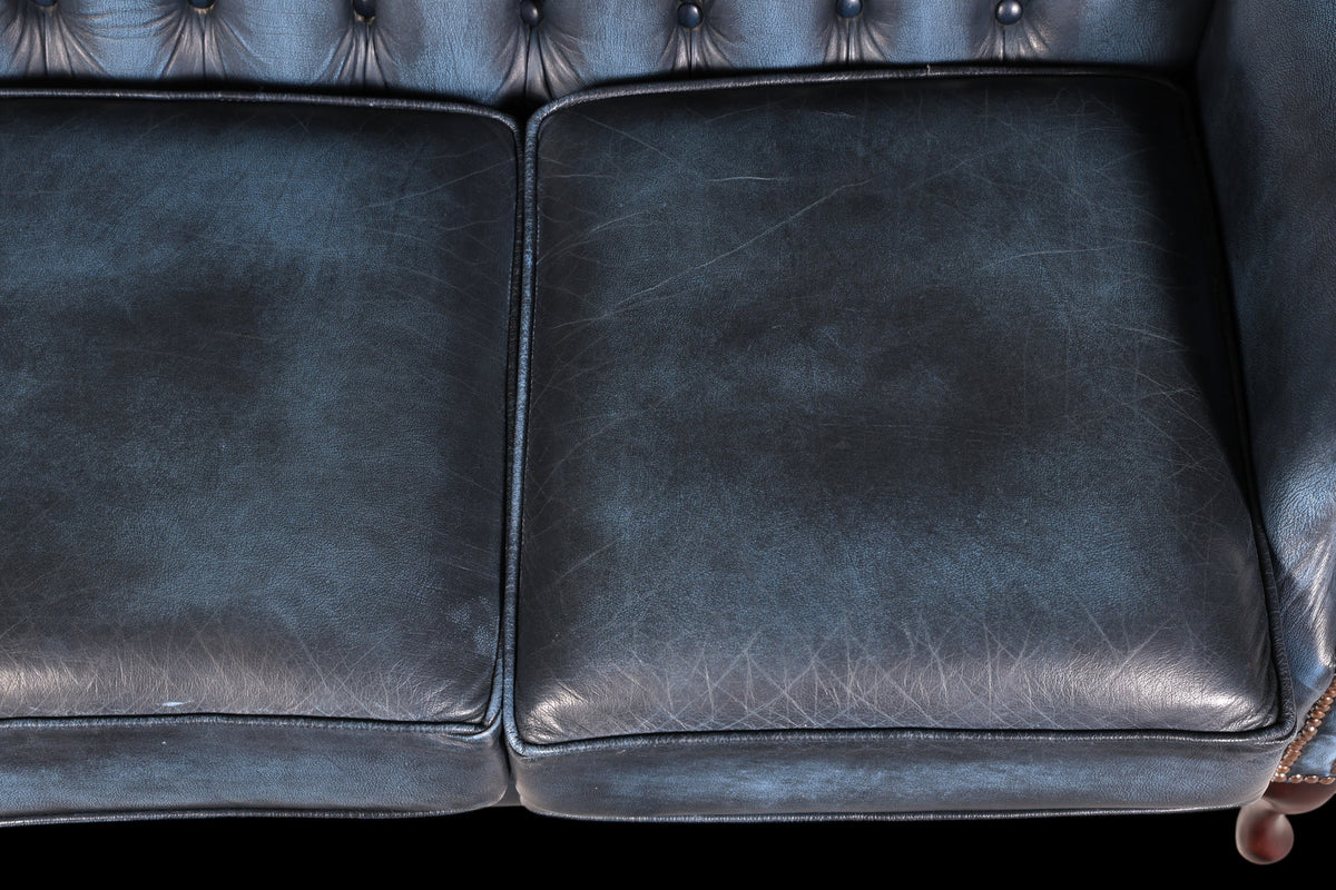Hauptstadt Möblerei blaues Chesterfield 3-Sitzer Sofa aus Echtleder mit klassischer Knopfheftung und Ziernägeln