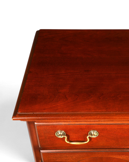 Hauptstadt Möblerei Drexel Heritage Kommode aus dunklem Holz mit glänzender Oberfläche und goldenem Schubladengriff