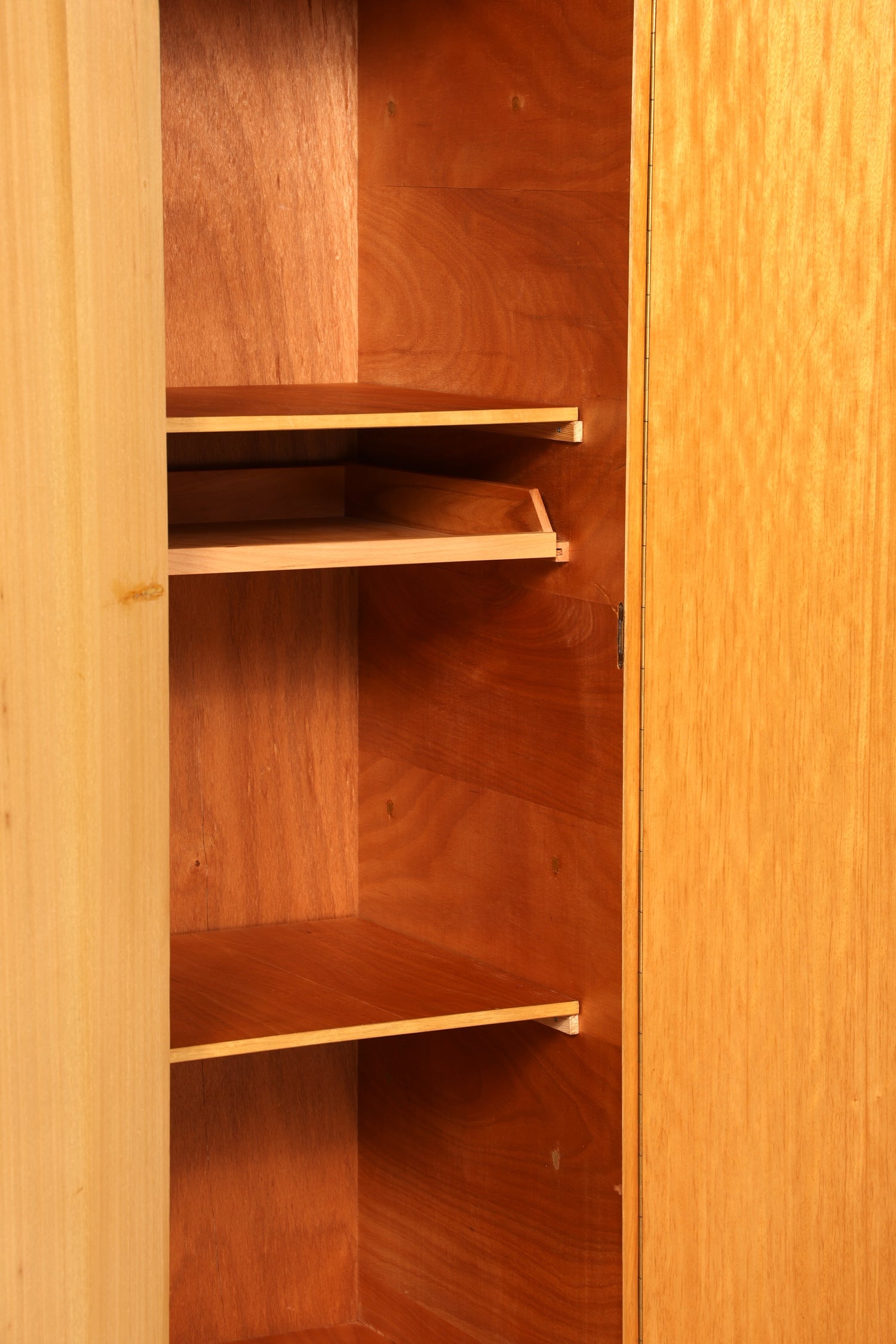 F937 Finish Traumhafter Mid Century Kleiderschrank Vintage Schrank Retro Wäscheschrank