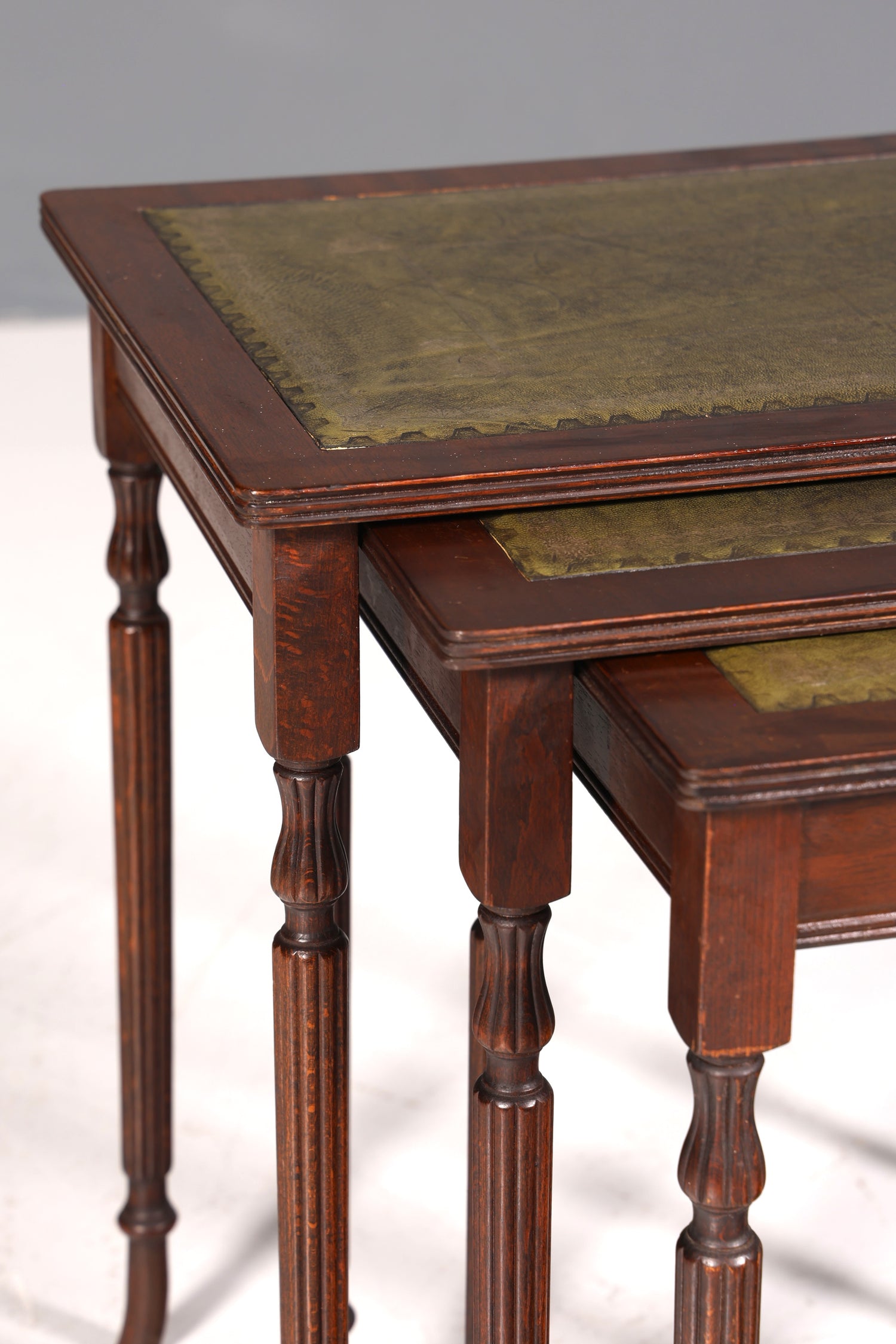 Filigranes Englisches Tisch Set Couchtisch Englisch Antik Stil 3er Satz echt Lederauflage Ablagetisch Holz Beistelltisch