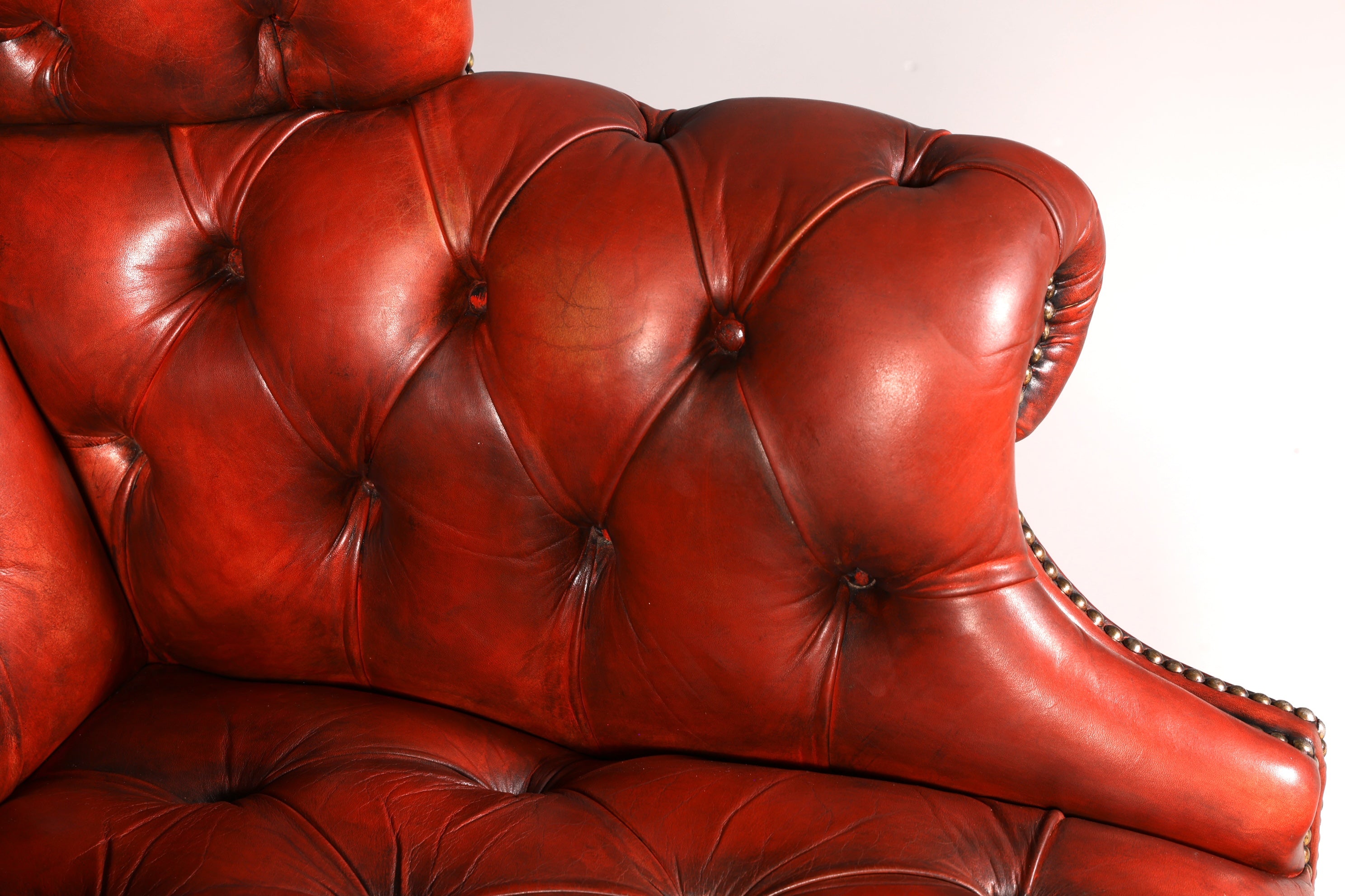 Fauteuil à oreilles Chesterfield original avec repose-pieds en cuir véritable, fauteuil anglais pour homme, fauteuil en cuir, antique et vintage