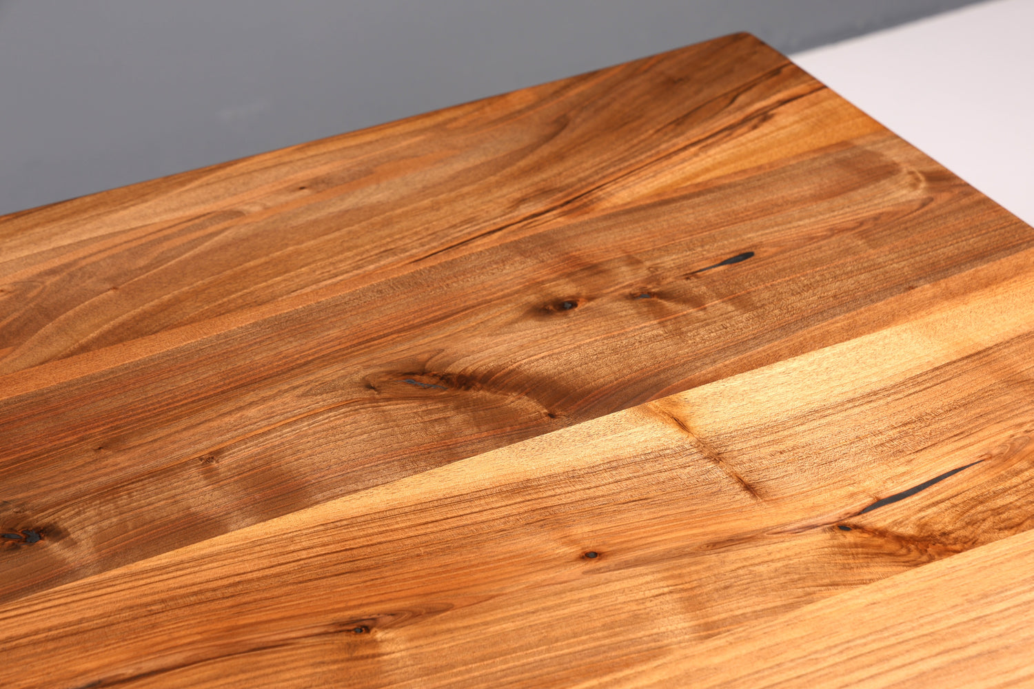 Belle table en noyer massif, plateau à bords naturels, 240 cm x 95 cm, idéale pour la salle à manger ou la cuisine.