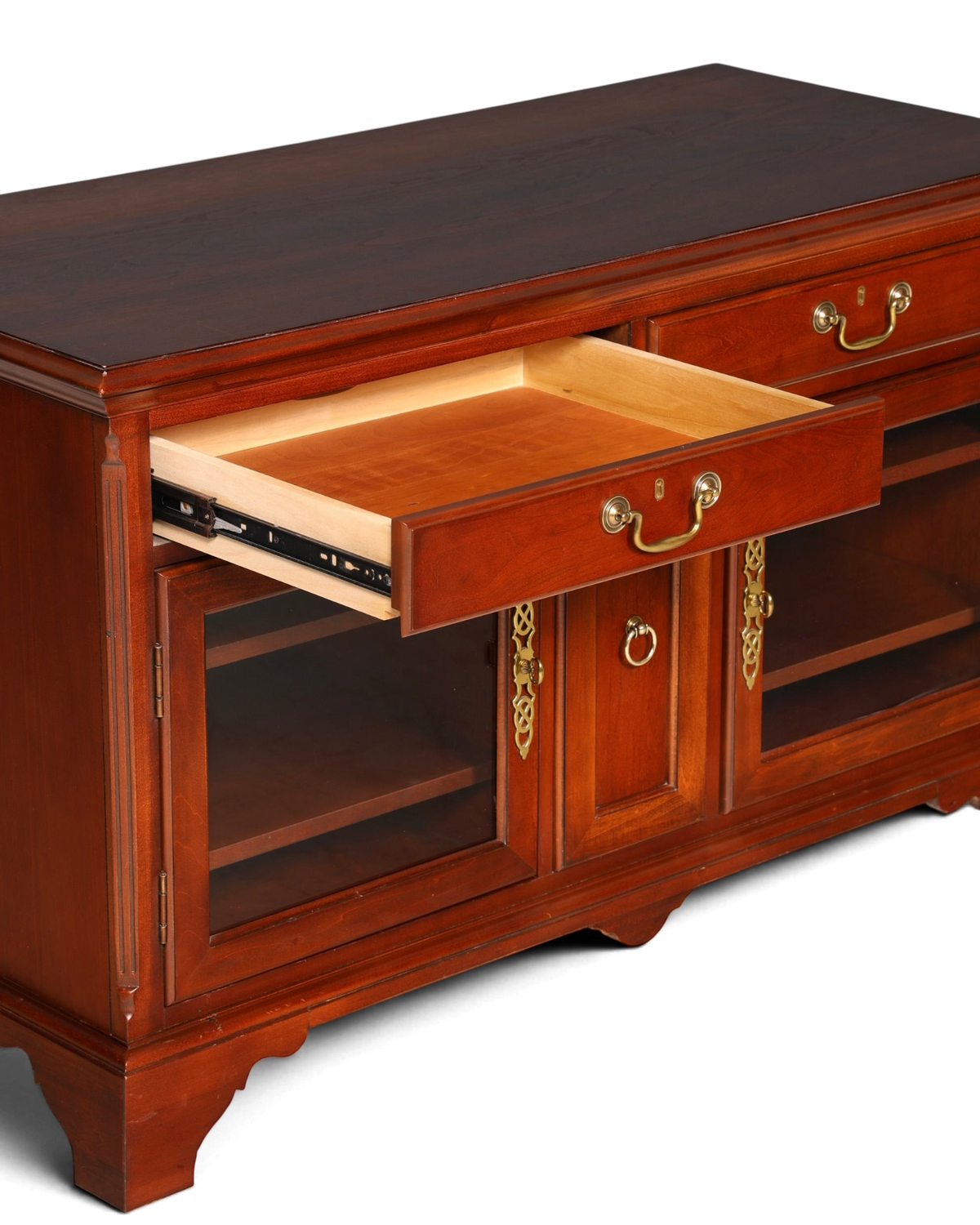 Hauptstadt Möblerei Sideboard in H866 Finish mit offener Schublade, Glastüren und antiken Messingbeschlägen