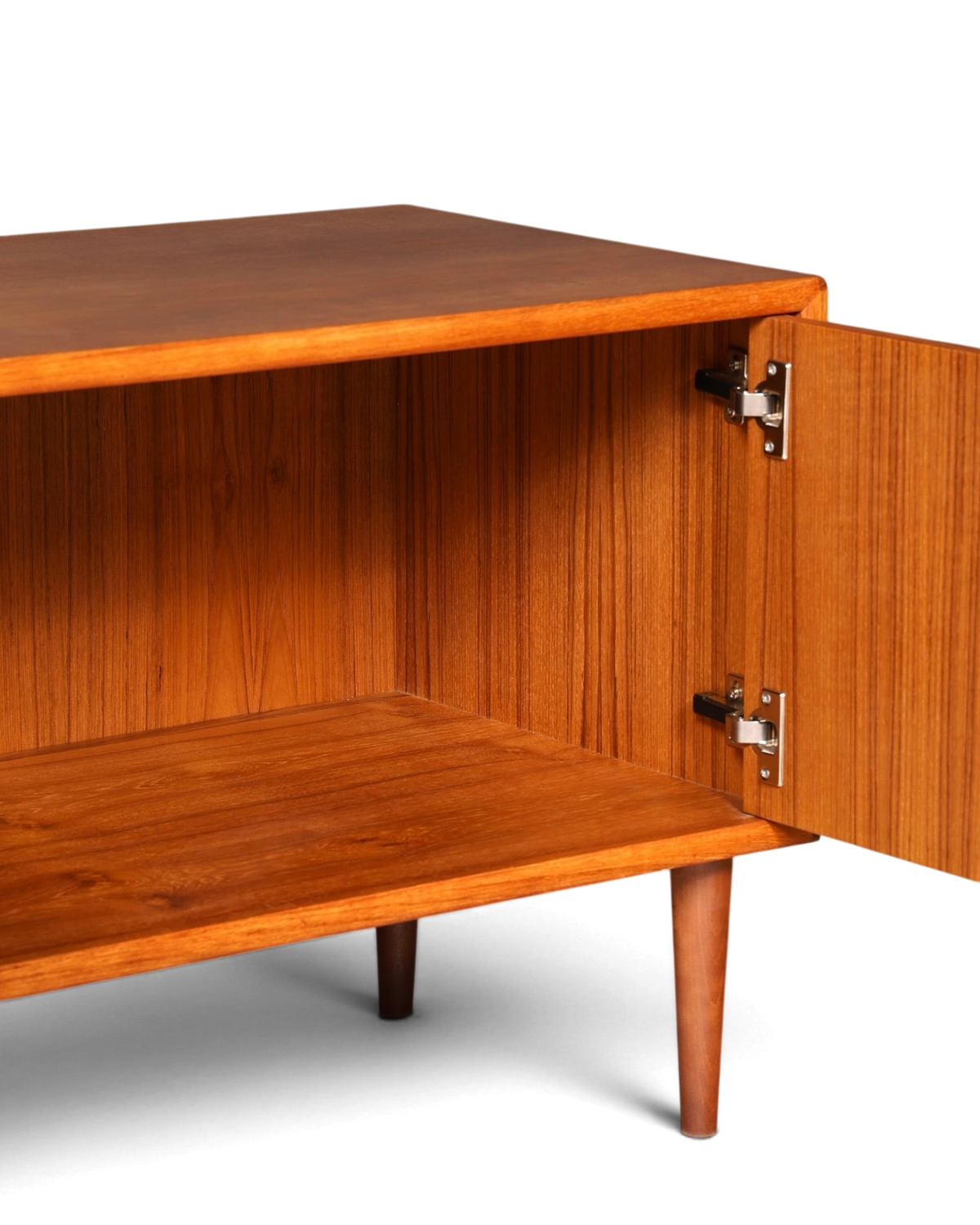 Hauptstadt Möblerei Sideboard aus Teakholz mit offener Tür und sichtbaren Scharnieren im Mid-Century-Stil