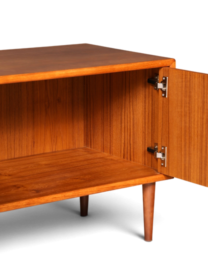 Hauptstadt Möblerei Sideboard aus Teakholz mit offener Tür und sichtbaren Scharnieren im Mid-Century-Stil