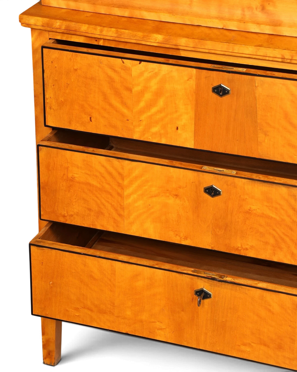 Hauptstadt Möblerei Kommode mit H845 Finish, gefertigt aus gemasertem hellem Holz mit schwarzen Akzenten und Schlüsseln