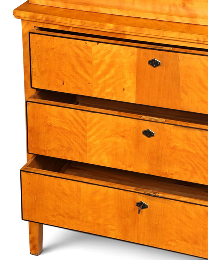 Hauptstadt Möblerei Kommode mit H845 Finish, gefertigt aus gemasertem hellem Holz mit schwarzen Akzenten und Schlüsseln