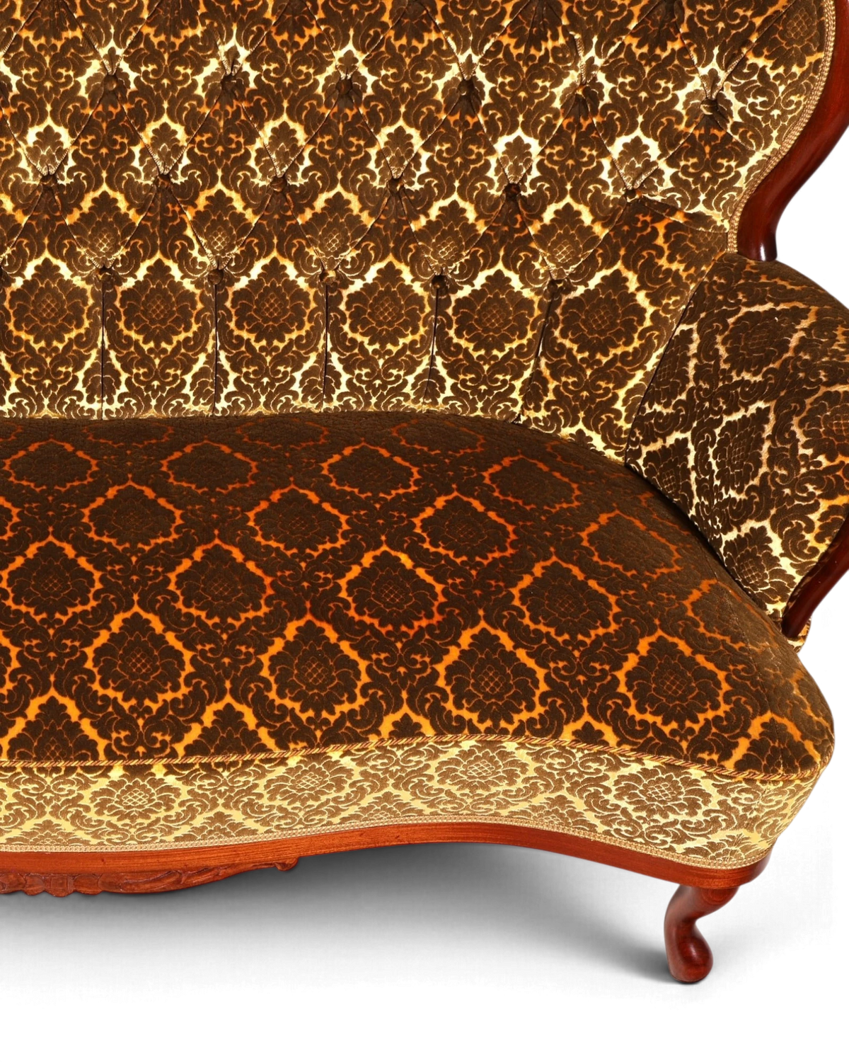 Hauptstadt Möblerei Sofa mit braunem Samtbezug und aufwendigem goldenem Damastmuster im antiken Stil
