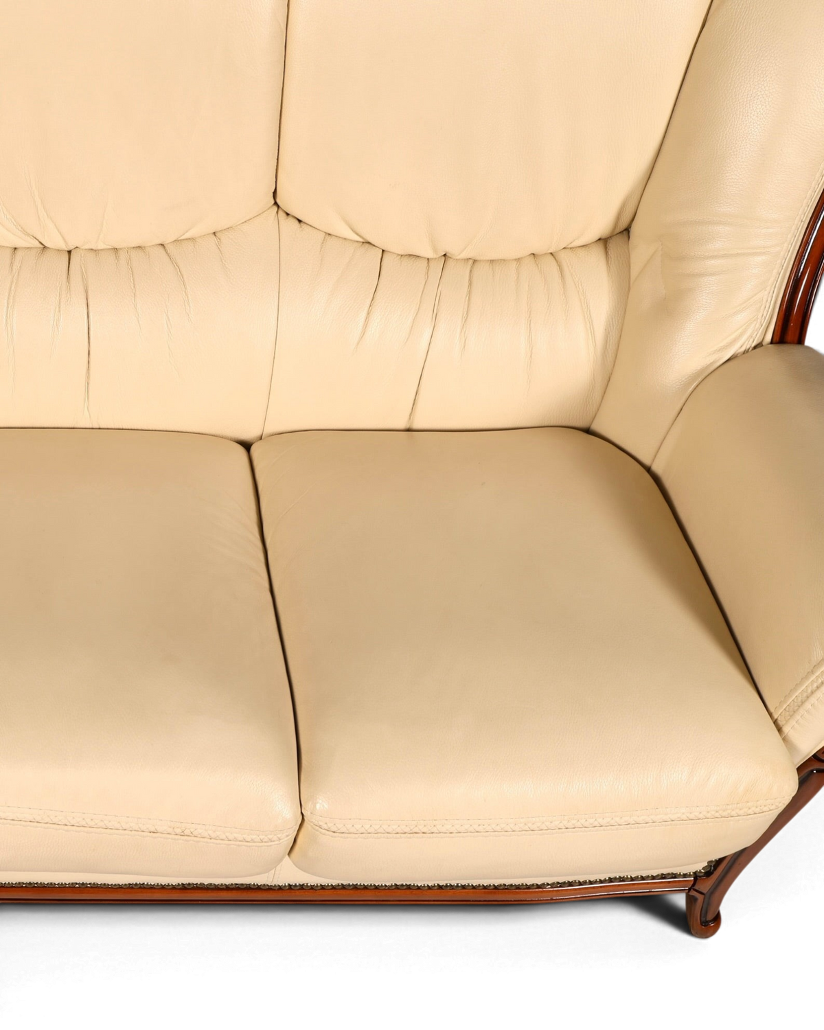 Hauptstadt Möblerei H898 Sofa in Creme mit hochwertigem Lederbezug und eleganten dunklen Holzdetails