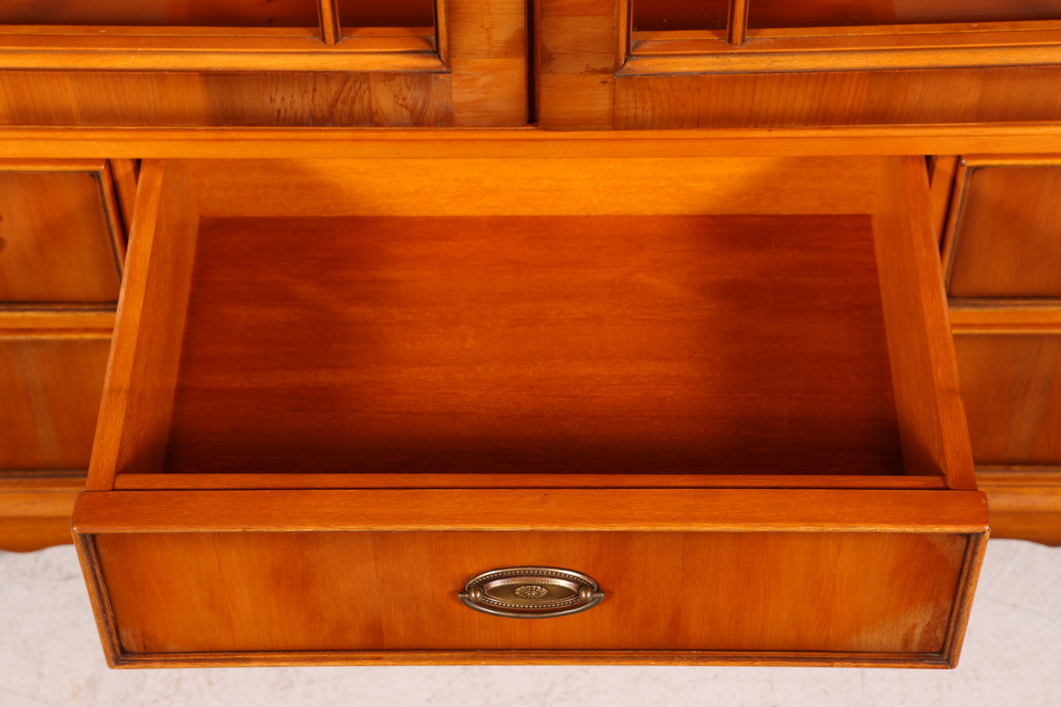 Wunderschöne Original Heldense Vitrine Englische Eibe Bücherschrank Antik Stil Glasvitrine Buffet Bibliothek