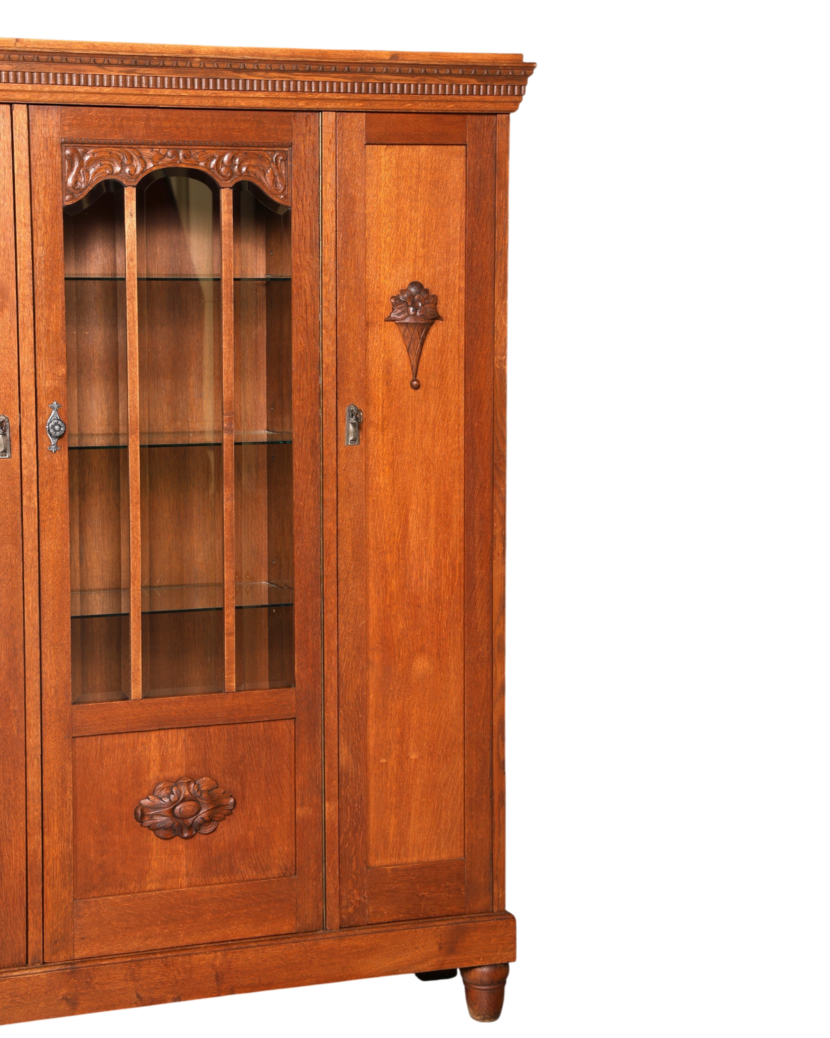 Hauptstadt Möblerei Jugendstil Vitrine aus massiver Eiche mit Glasfront, Schnitzereien und höhenverstellbaren Böden