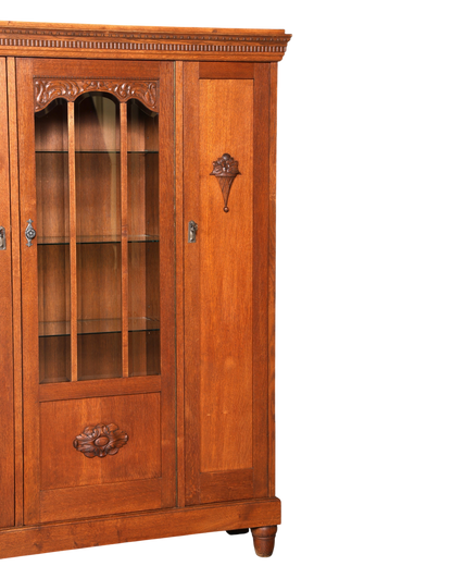 Hauptstadt Möblerei Jugendstil Vitrine aus massiver Eiche mit Glasfront, Schnitzereien und höhenverstellbaren Böden