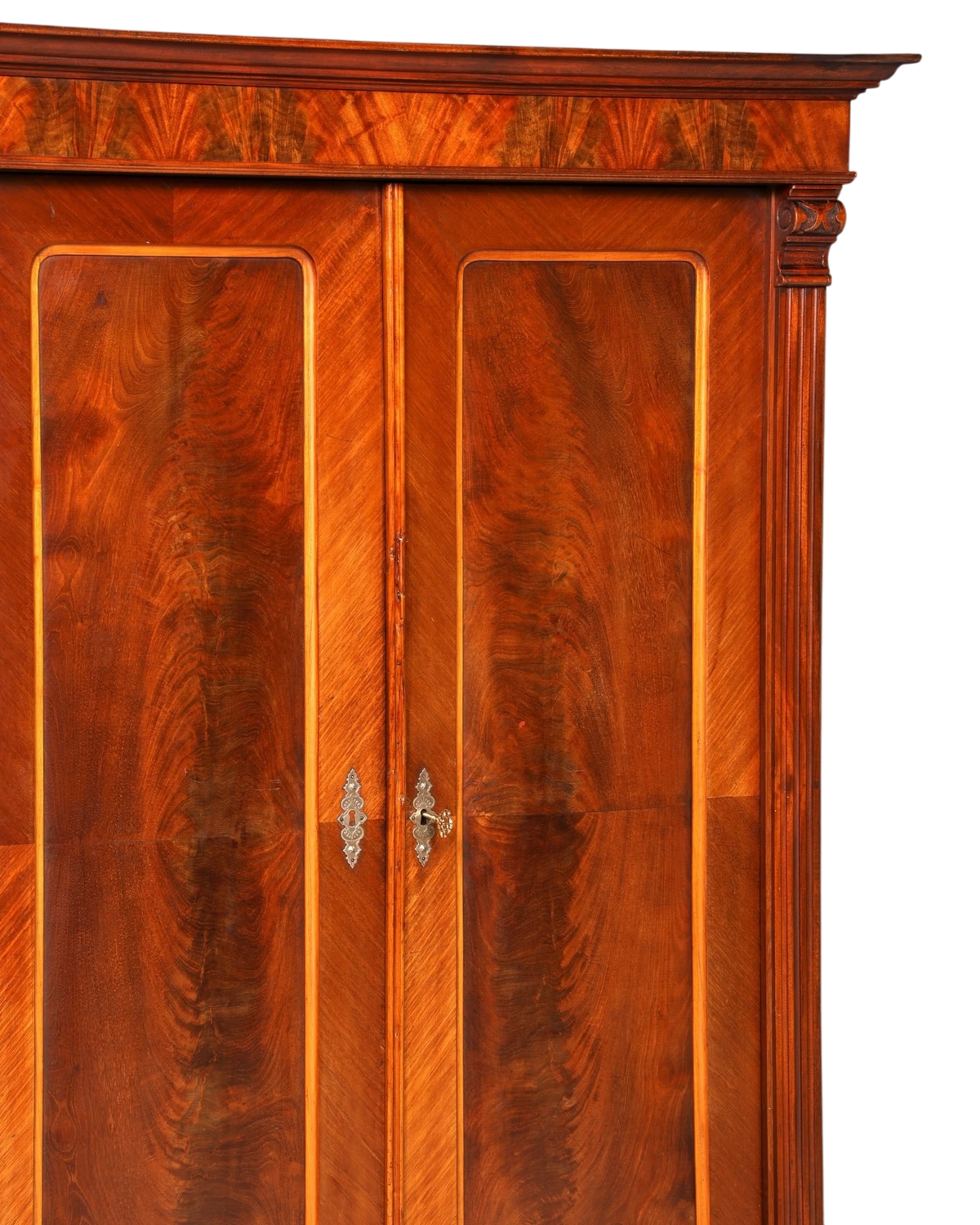 Hauptstadt Möblerei Gründerzeit Kleiderschrank aus Echtholz mit detailreicher Maserung und antikem Schlüssel um 1880