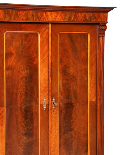 Hauptstadt Möblerei Gründerzeit Kleiderschrank aus Echtholz mit detailreicher Maserung und antikem Schlüssel um 1880