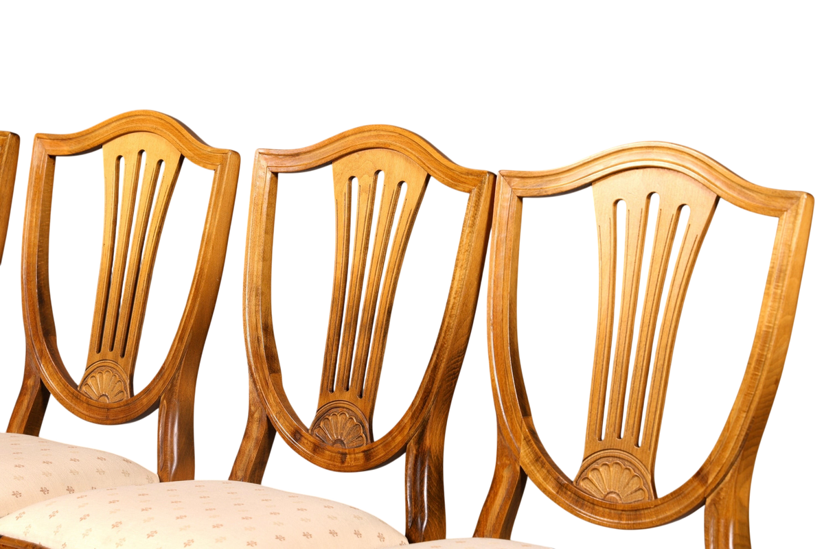 Hauptstadt Möblerei Set aus sechs Esszimmerstühlen im gustavianischen Stil aus hellem Holz mit geschnitzten Details