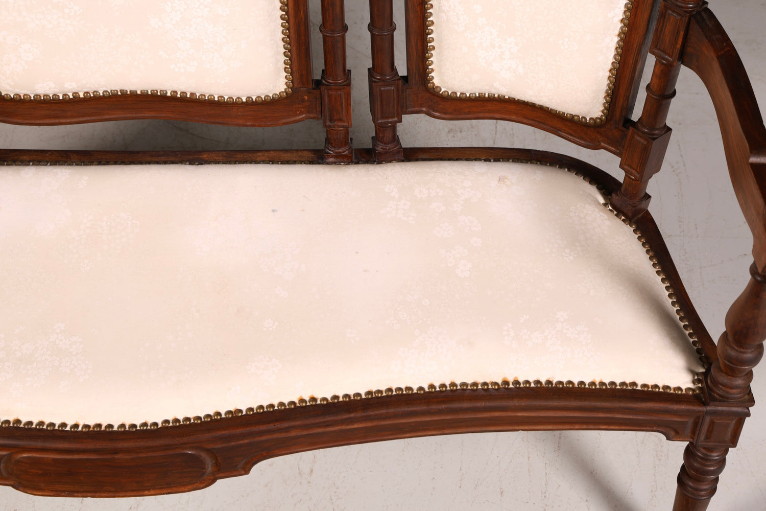 Élégante banquette néorenaissance, canapé ancien de l’époque Gründerzeit, banquette rembourrée, banquette de salon