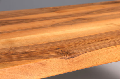 Belle table en noyer massif, plateau à bords naturels, 260 cm x 97 cm, idéale pour la salle à manger ou la cuisine.