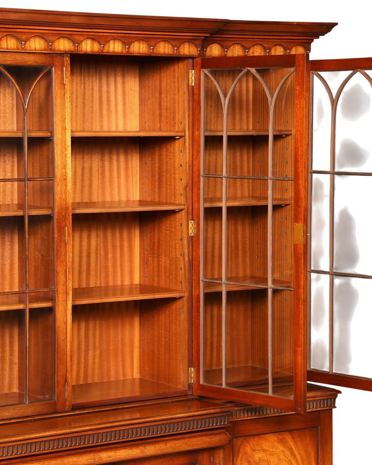 Hauptstadt Möblerei englische Vitrine aus Echtholz mit Glasfronten, höhenverstellbaren Regalen und Messingbeschlägen