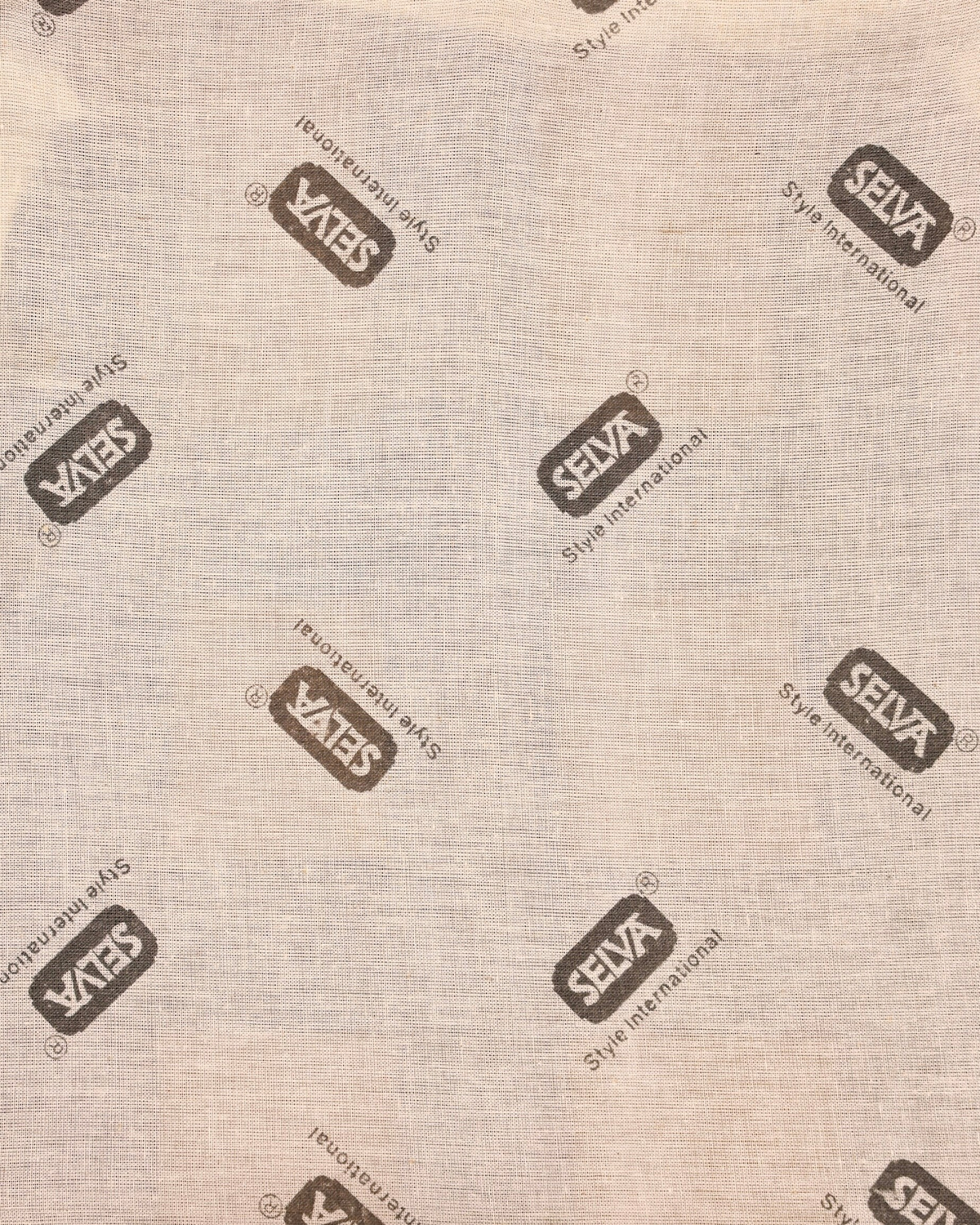 Hauptstadt Möblerei Stoffbezug mit Selva Style International Logo Muster in Beige für englischen Polsterstuhl